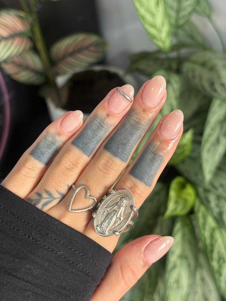 Manicuría y uñas esculpidas en Lomas de San Isidro — almendradas nude