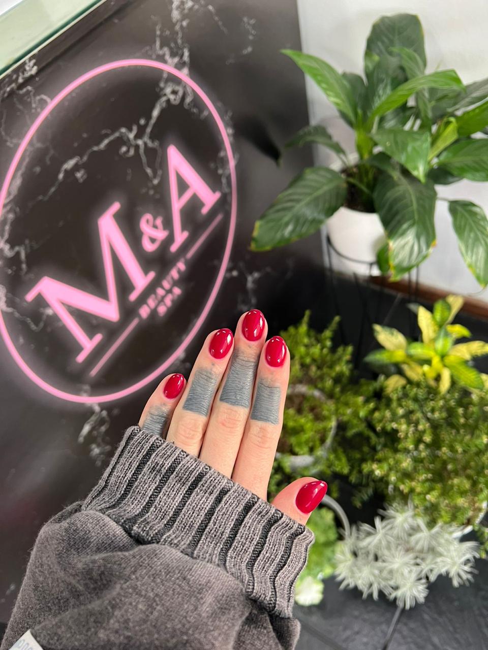 Manicuría y uñas esculpidas en Lomas de San Isidro — esmaltado rojo